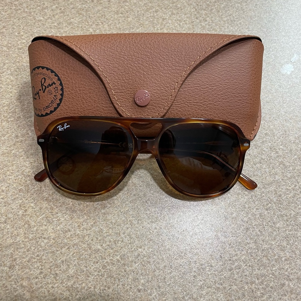Woman’s Ray-Bans